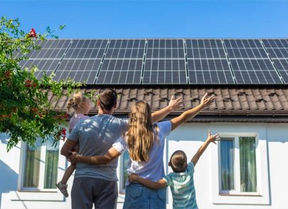 famille devant une maison avec panneaux photovoltaique