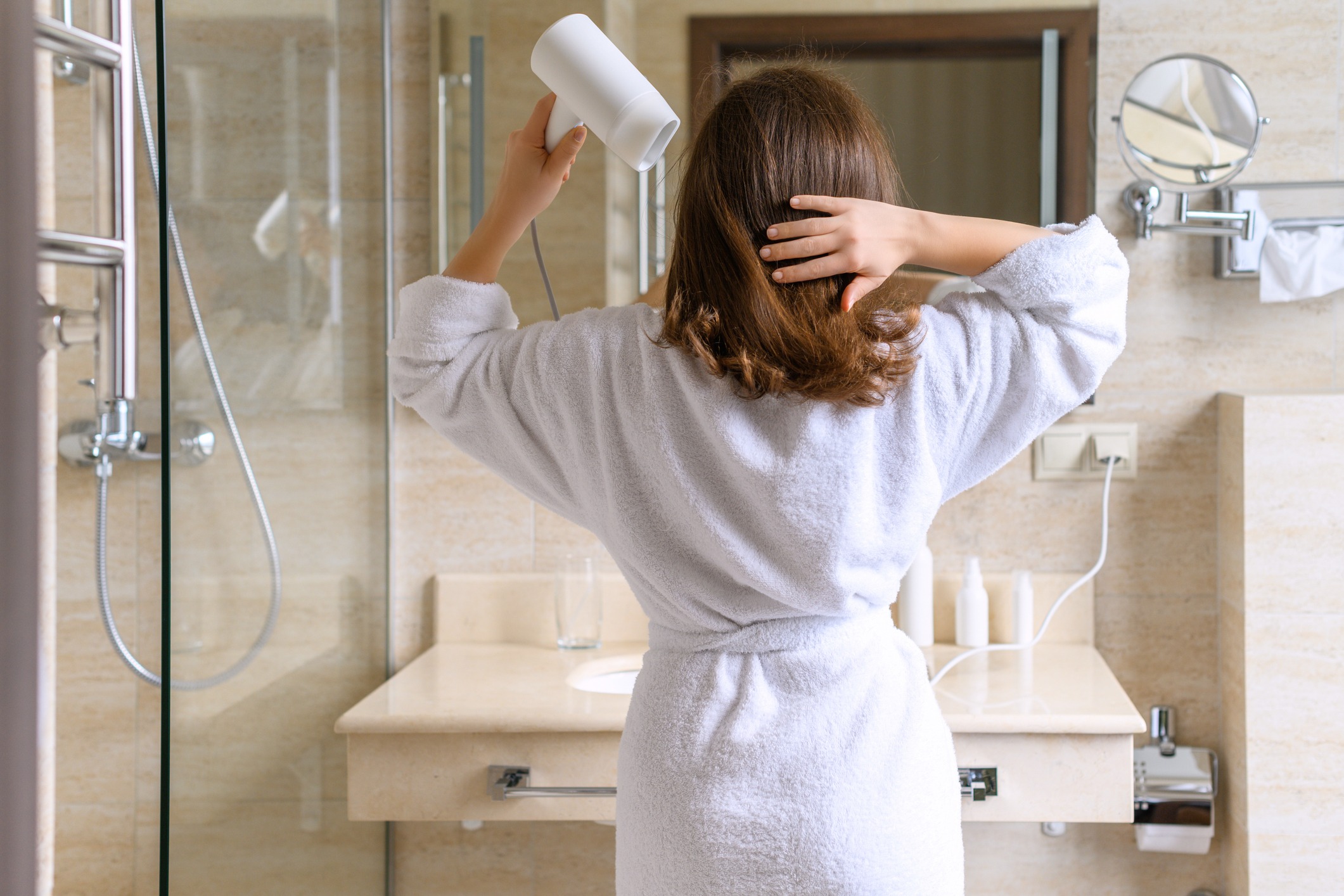 femme en peignoiredevant son miroir