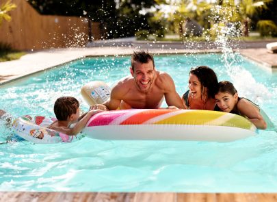 image d'une famille qui s'amuse dans une piscine