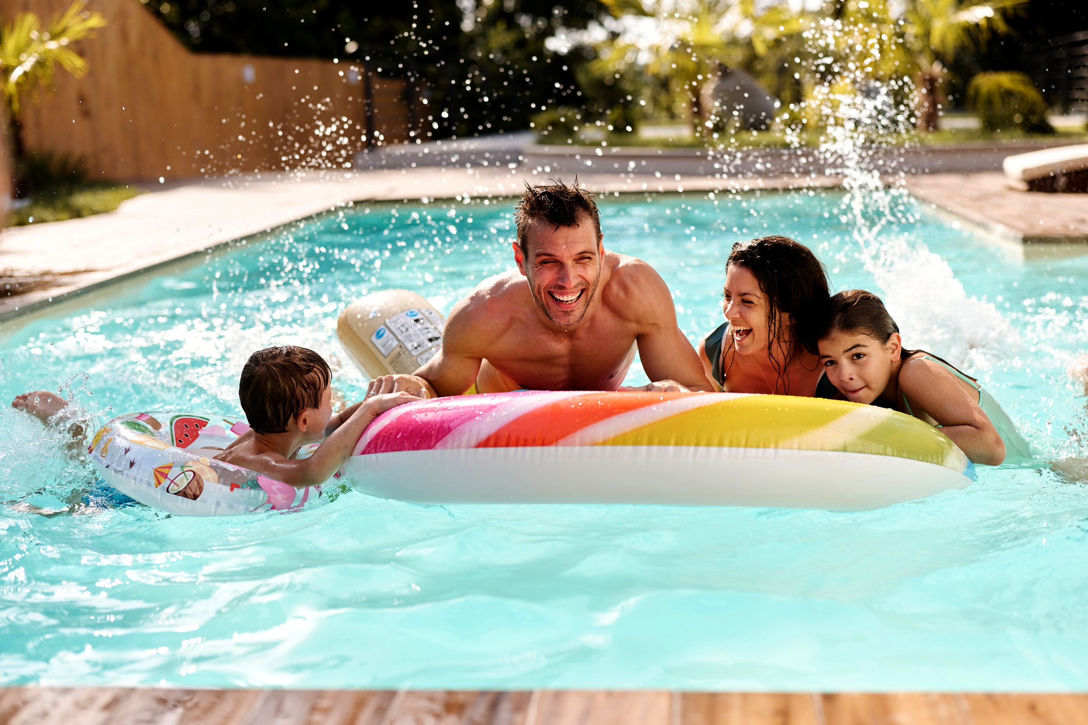 image d'une famille qui s'amuse dans une piscine