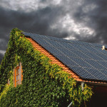 image d'une mason de campagne avec des panneaux solaire et un mauvais temps
