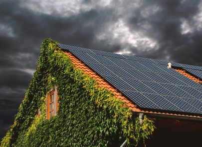 image d'une mason de campagne avec des panneaux solaire et un mauvais temps