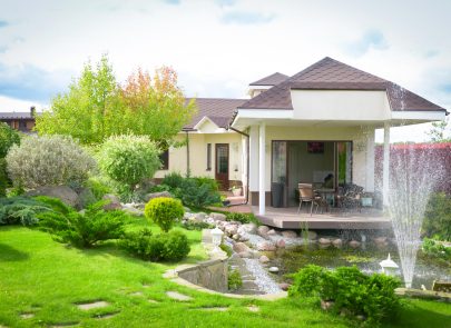 image d'une maison entouré d'un bassin et d'une végétation