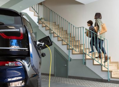 image qui représente une voiture branché sur une prise électrique