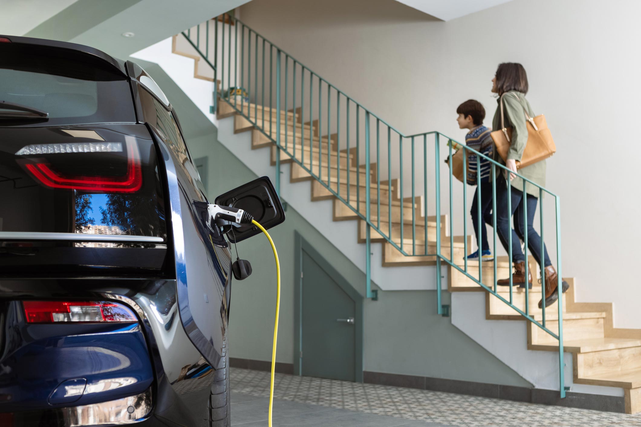 image qui représente une voiture branché sur une prise électrique