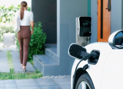 voiture en charge sur une borne électrique