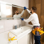 un artisan fait une mise en sécurité d'une salle de bain