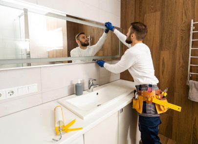 un artisan fait une mise en sécurité d'une salle de bain