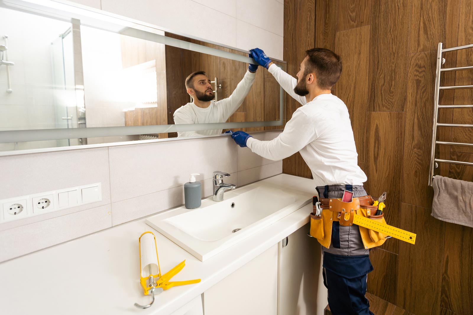 un artisan fait une mise en sécurité d'une salle de bain