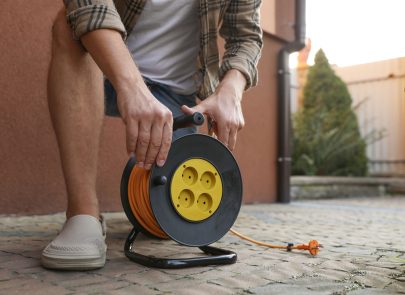 image d'un homme tenant une multiprise à rallonge