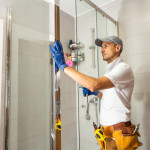 image d'une salle de bain avec un technicien en intervention