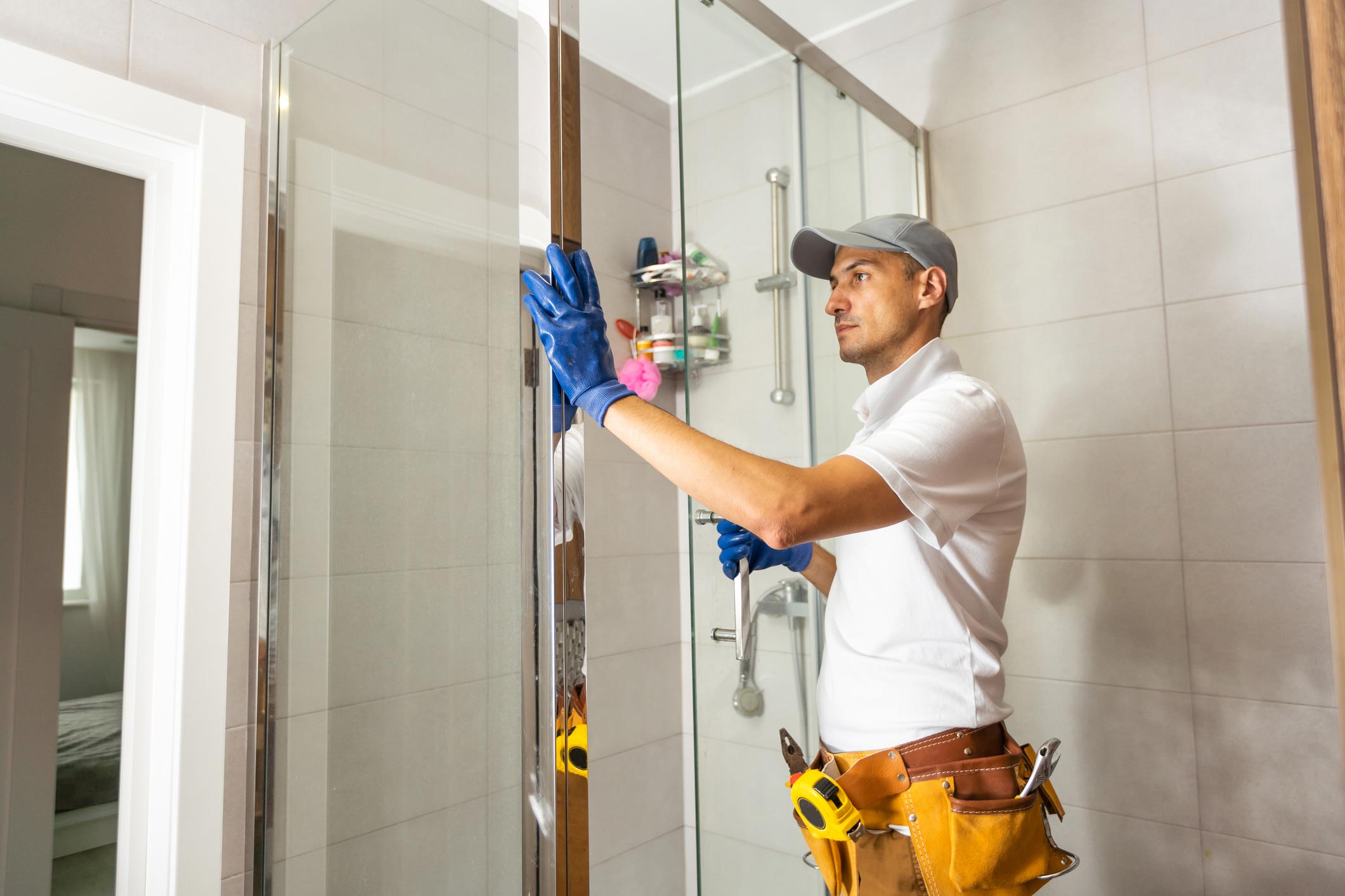 image d'une salle de bain avec un technicien en intervention