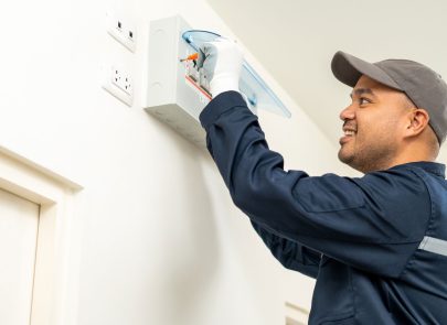 image d'un électricien qui verifie un tableau electrique