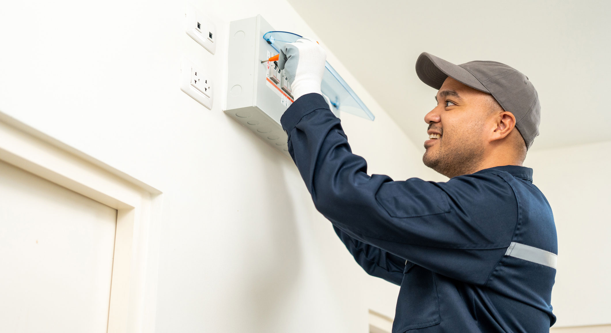 image d'un électricien qui verifie un tableau electrique
