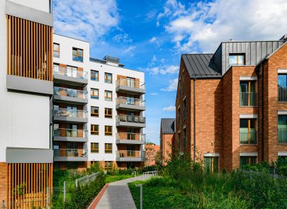 image d'immeuble s'appartement collectif entouré d'arbres