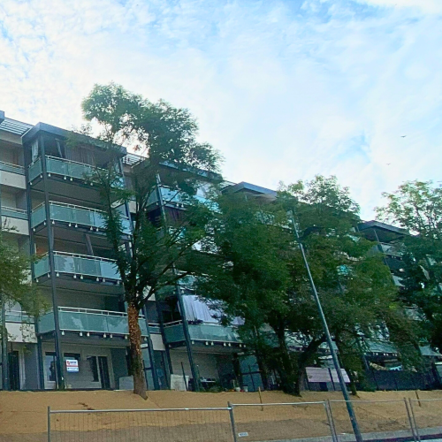 image de batiments collectifs entourés d'arbres