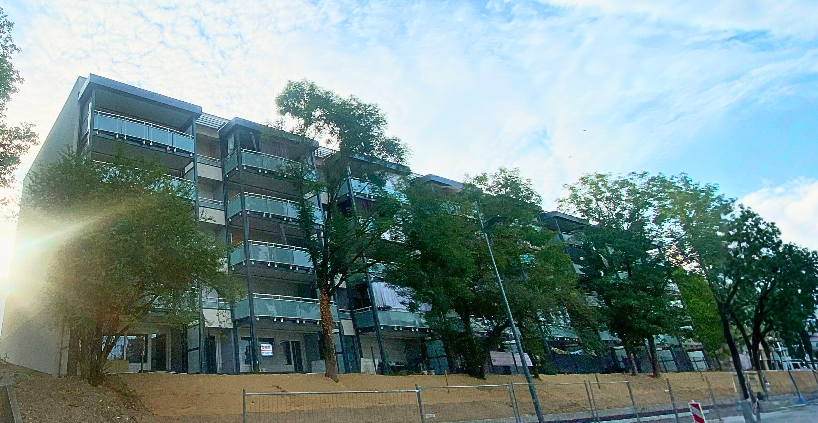 image de batiments collectifs entourés d'arbres