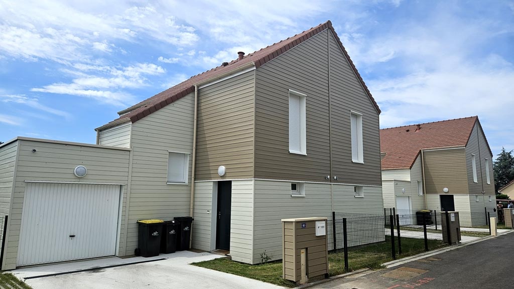 image de maison en bois en lotissement