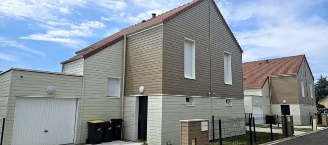 image de maison en bois en lotissement