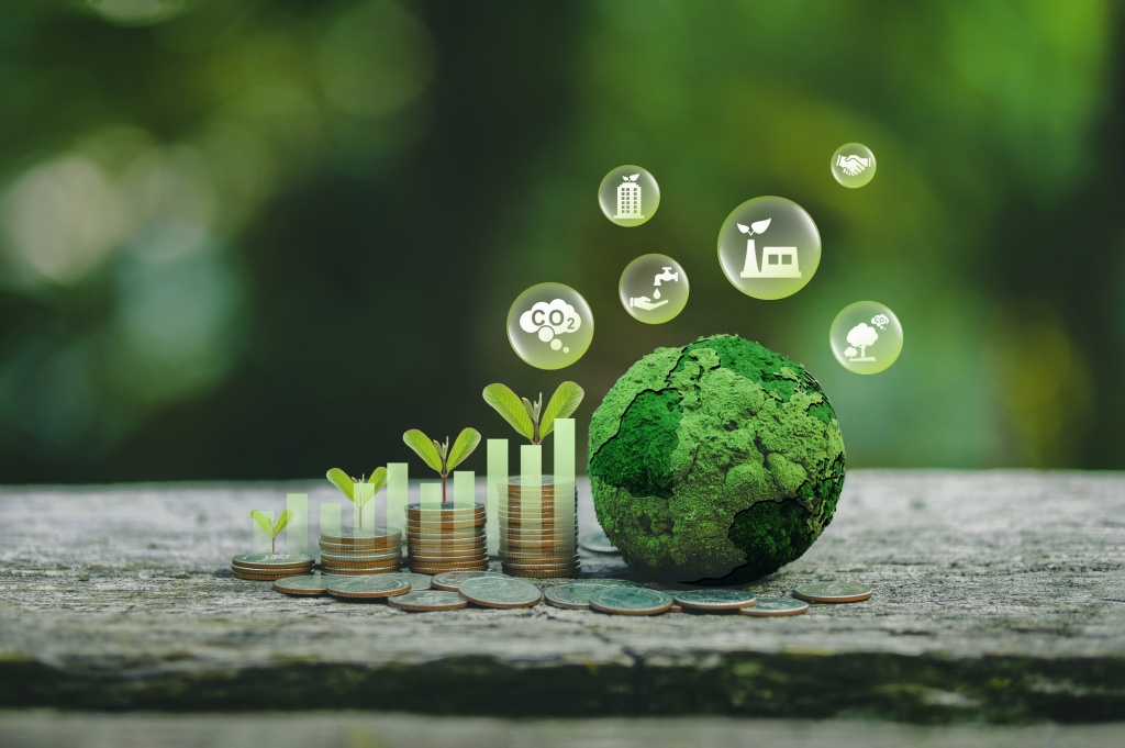 Croissance verte des entreprises. Financement des investissements durables, fonds ESG ou fonds de durabilité. Un arbre pousse sur un tas de pièces de monnaie, accompagné d'un graphique et d'un globe terrestre vert orné d'icônes.