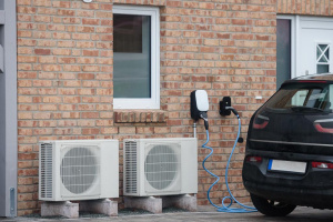 image d'une voiture electrique qui charge à coté d'un mur